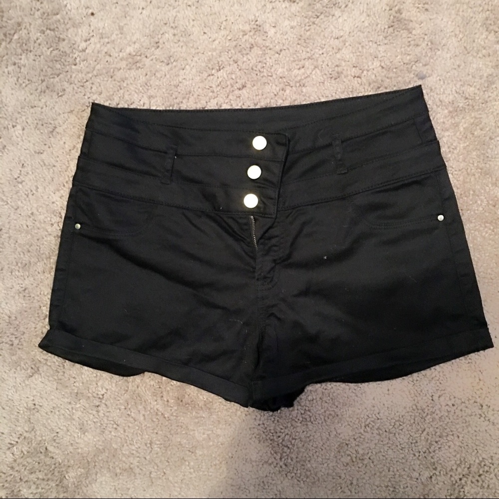 Black highwaisted shorts.